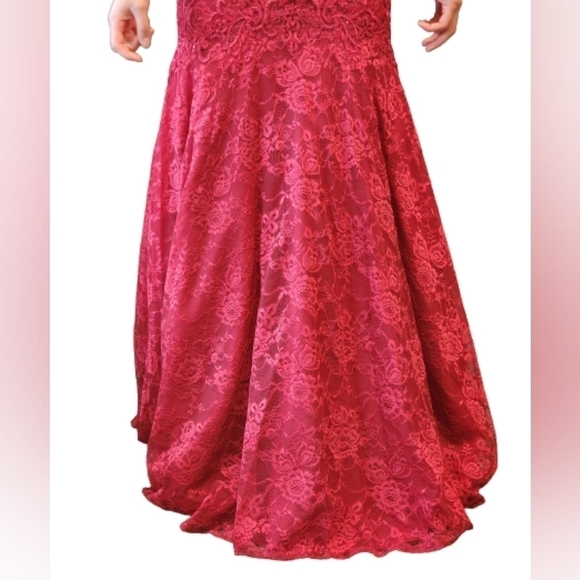 Formal red maxi lace dress, mermaid silhouette, V neckline size 0 - Picture 9 of 9